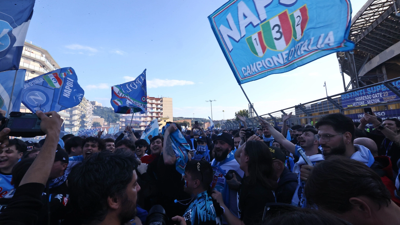 I festeggiamenti dei tifosi del Napoli il 4 maggio per la vittoria 'matematica' del campionato di calcio in anticipo rispetto al finale di stagione