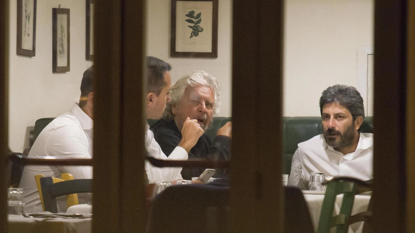  Beppe Grillo, Luigi Di Maio e Roberto Fico a cena nel 2016 (Ansa)