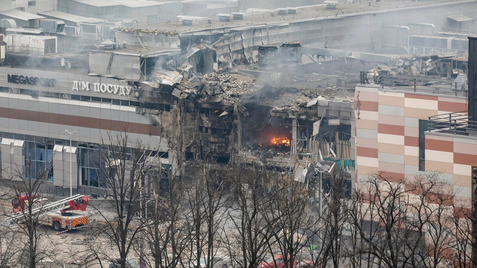 Ucraina, un edificio colpito a Dnipro (Ansa)