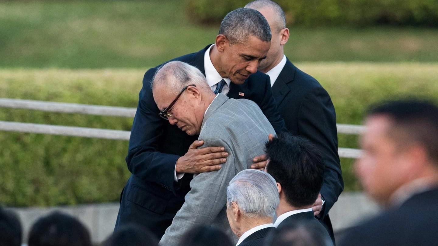 Obama abbraccia un sopravvissuto al bombardamento (AFP)