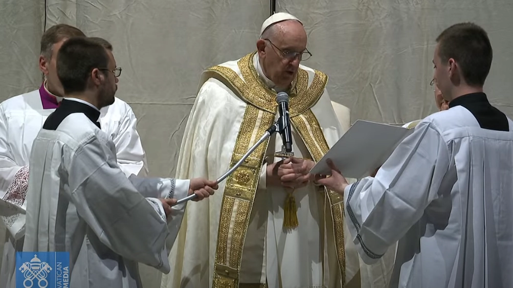 Papa Francesco celebra la Veglia pasquale