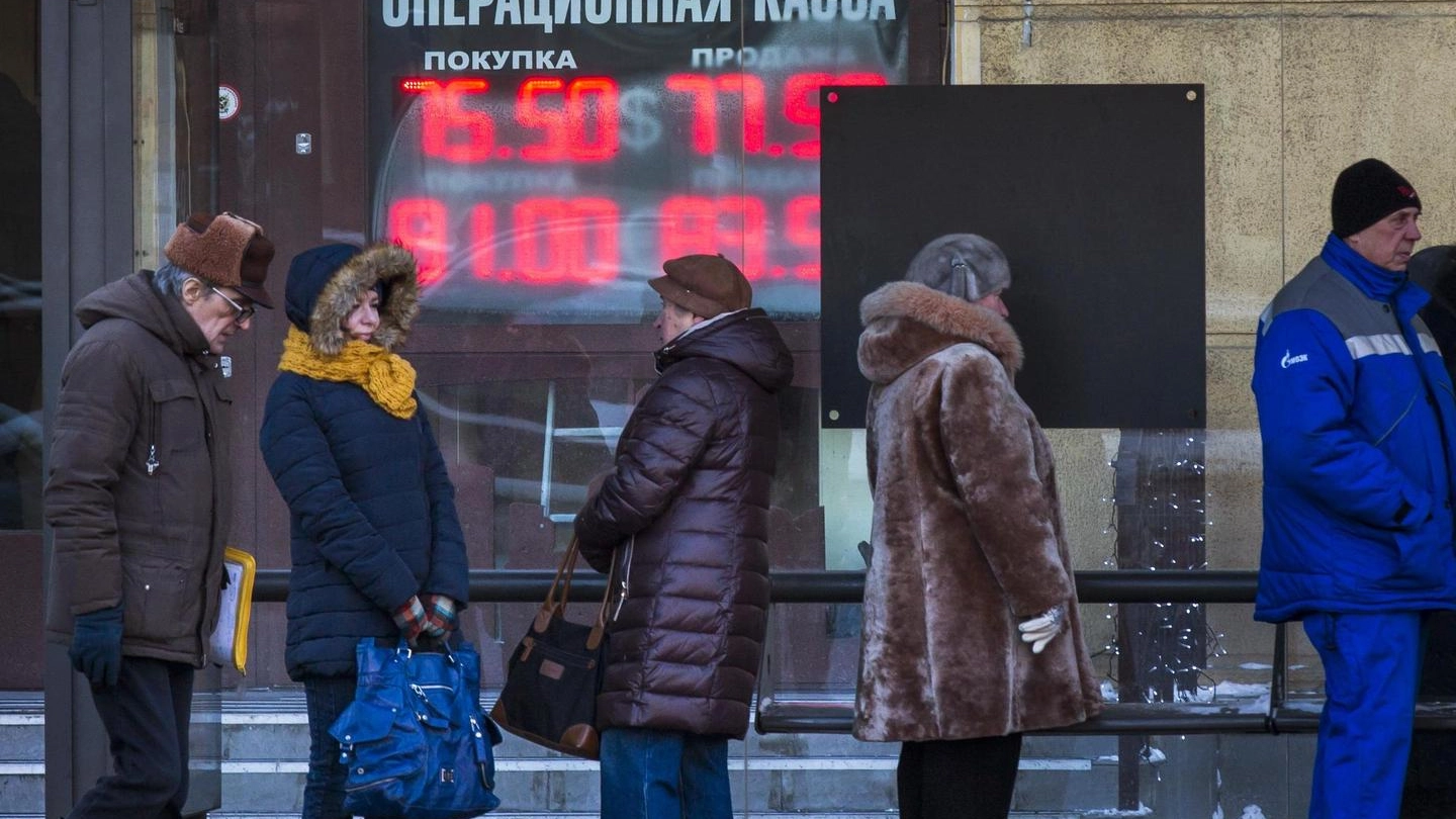 Russi davanti a un negozio di cambio valuta (Ap)