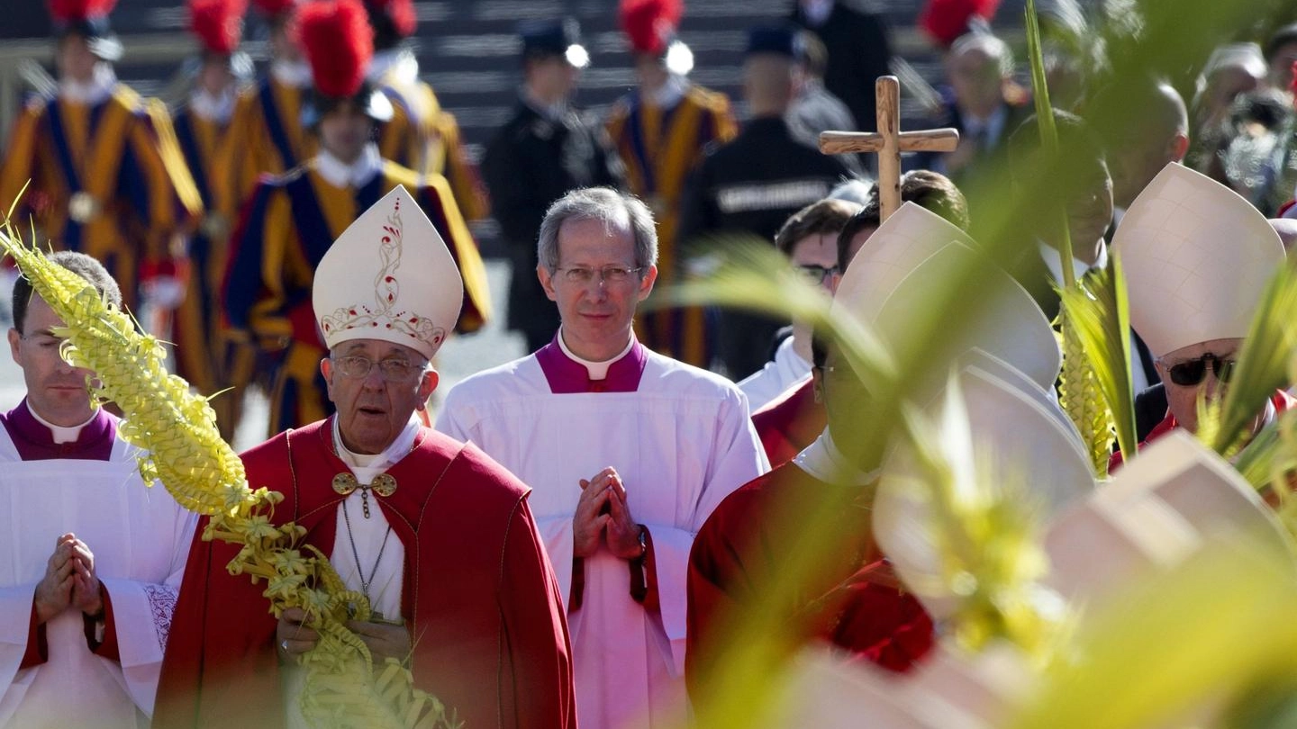 Papa Francesco celebra la domenica delle palme (Ansa)