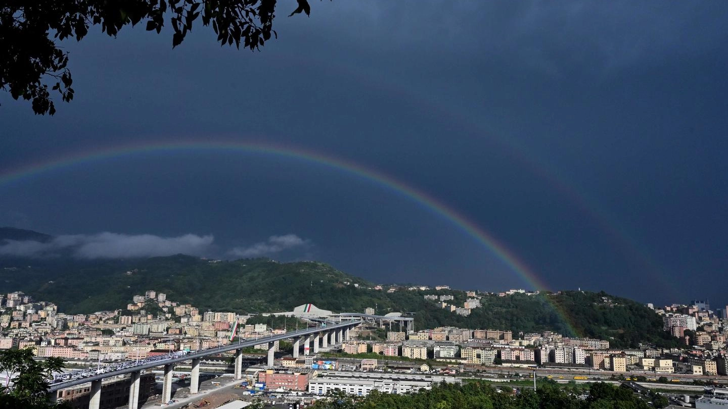 Il nuovo ponte di Genova sovrastato dall'arcobaleno (Ansa)