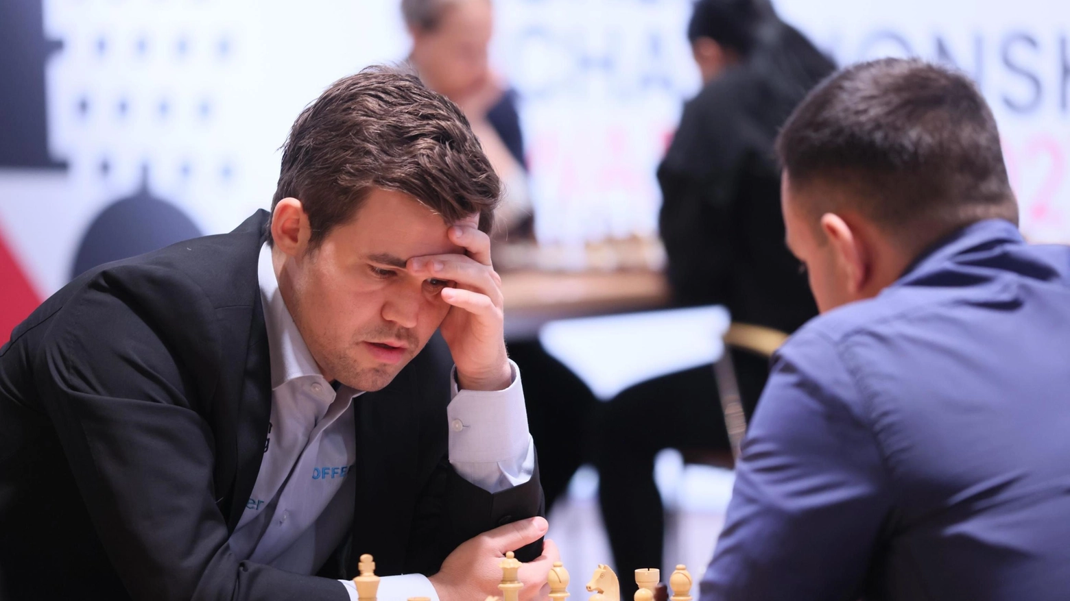 A sinistra Magnus Carlsen, 31 anni, norvegese, campione mondiale in carica dal 2013