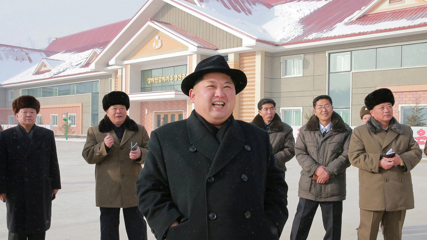 Kim Jong Un visita una fabbrica (lapresse)