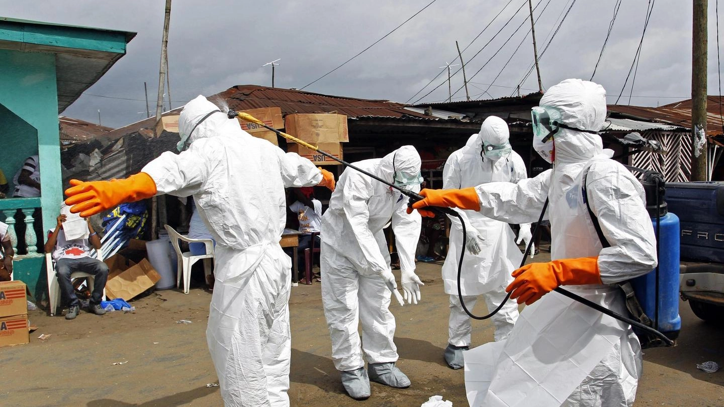 Ebola, operazioni di disinfezione in Liberia (Ansa)