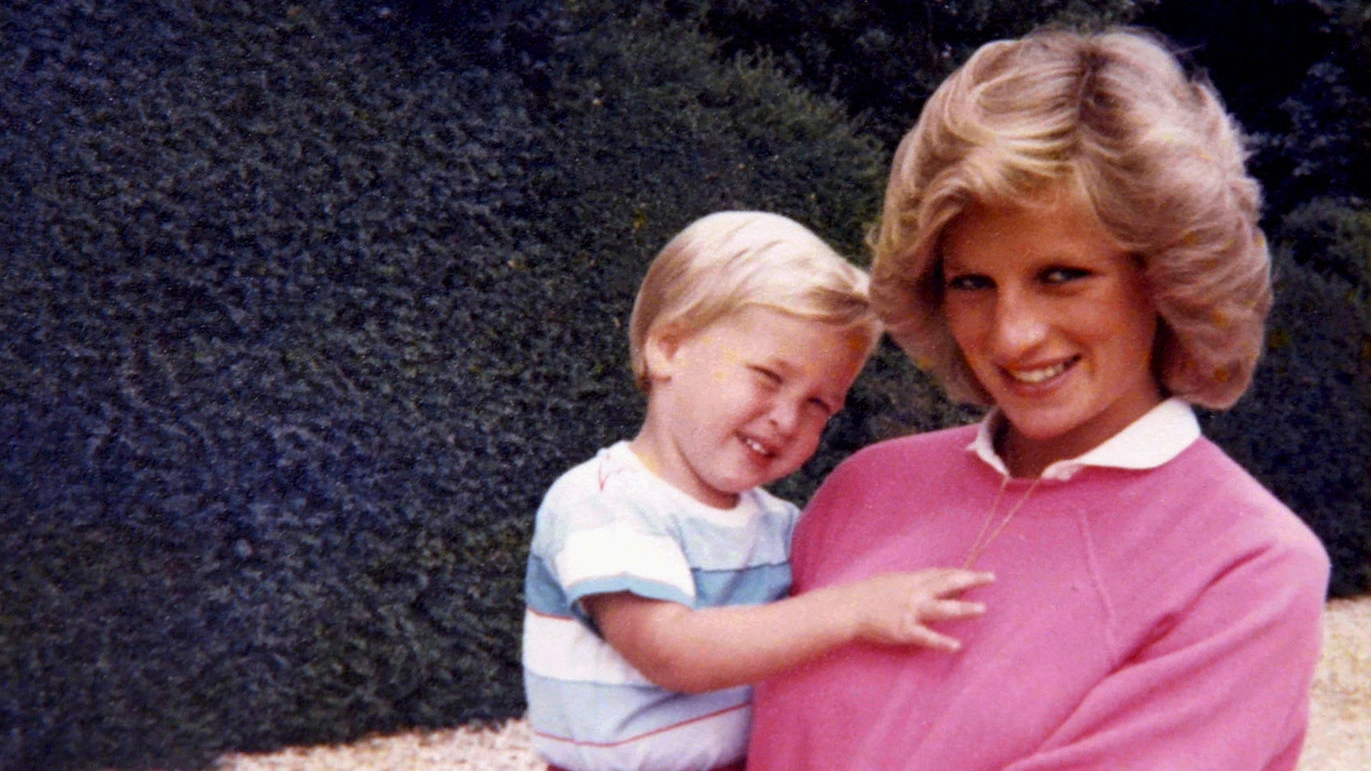 Diana con il principe William, incinta di Harry (Afp)