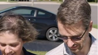 Maatje Benassi col marito Matt in uno screenshot di un video Cnn