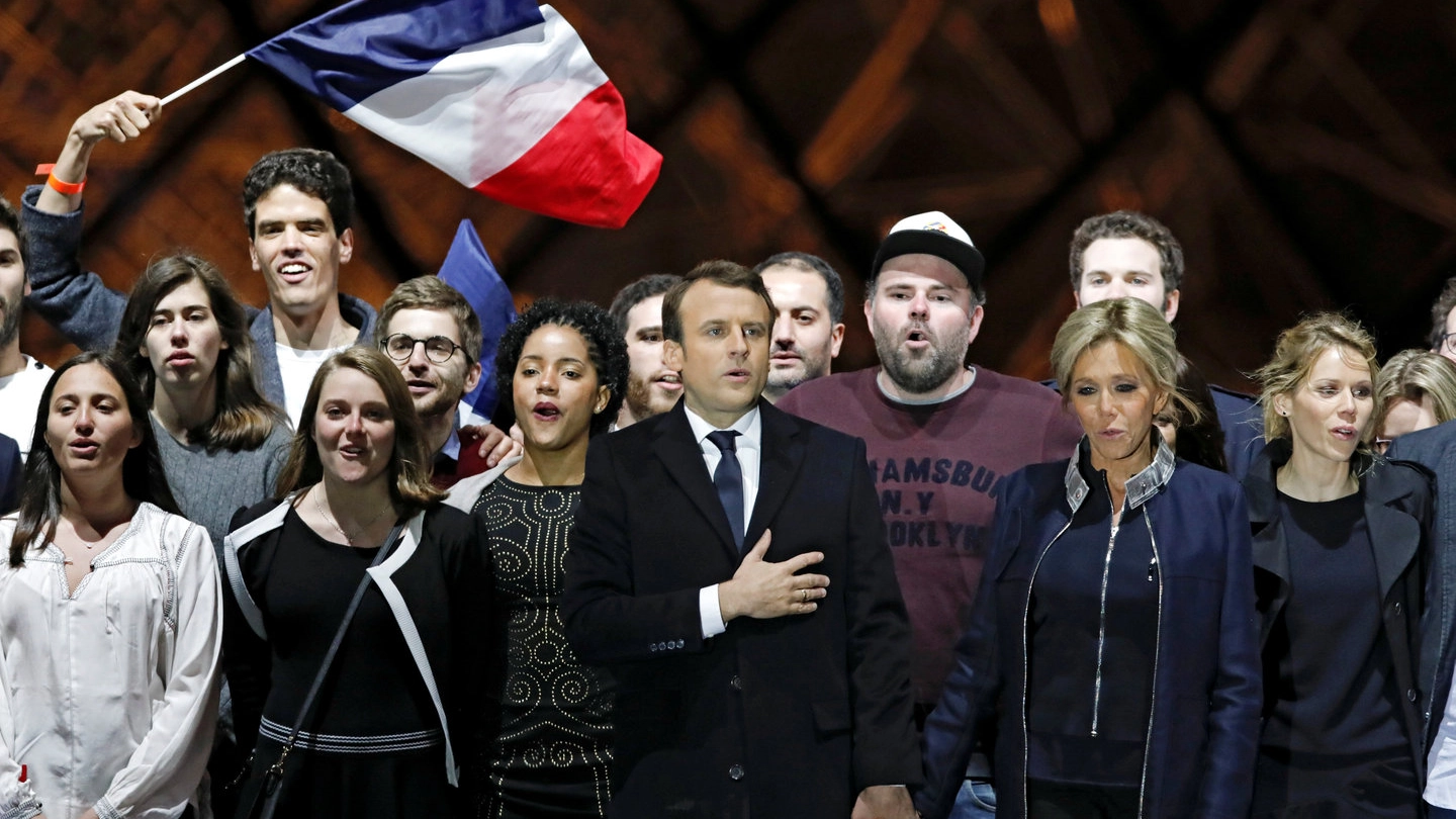 Macron sul palco con la moglie Brigitte, parenti e amici (Reuters)