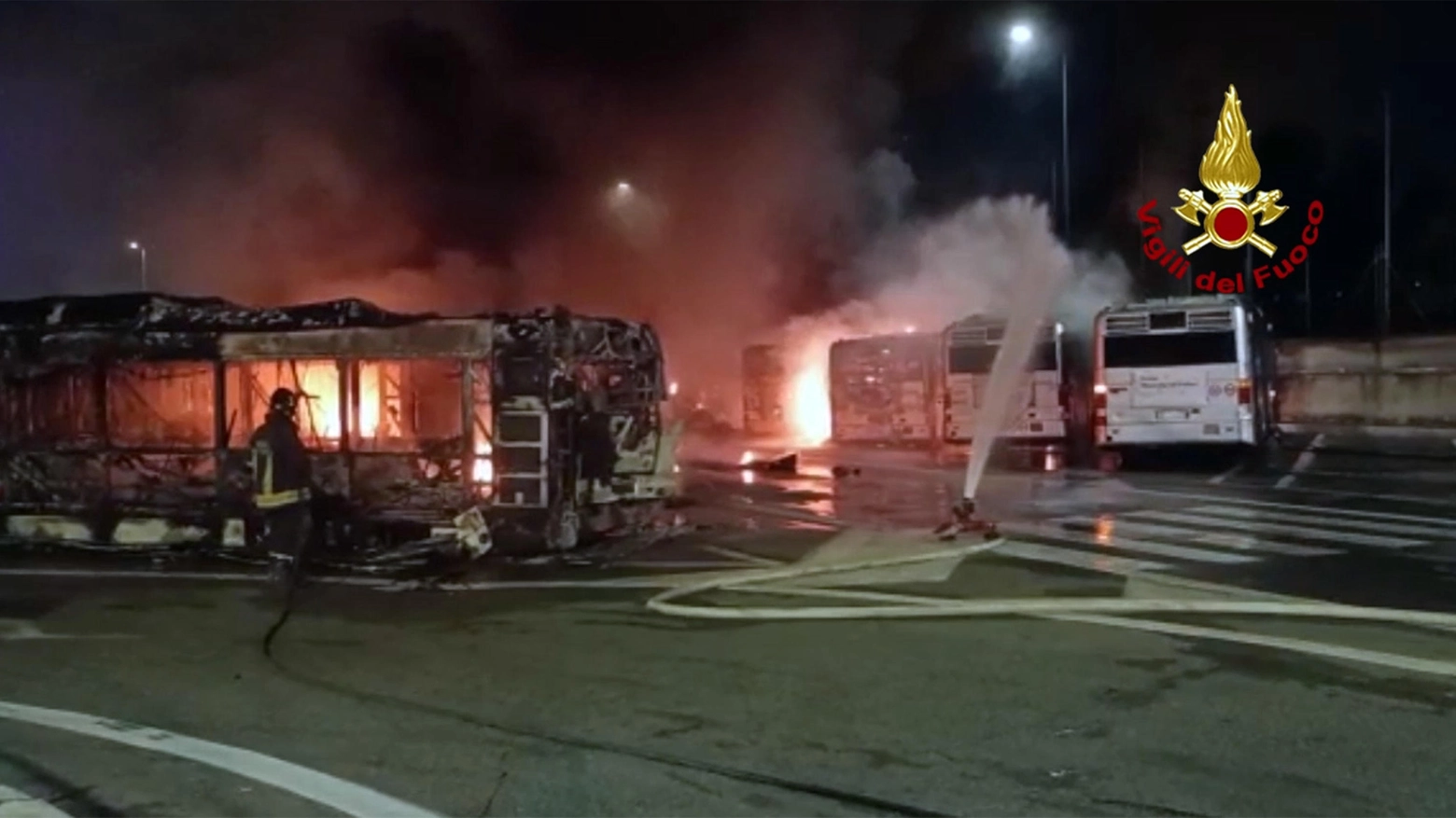 Autobus in fiamme nel deposito Atac di Roma
