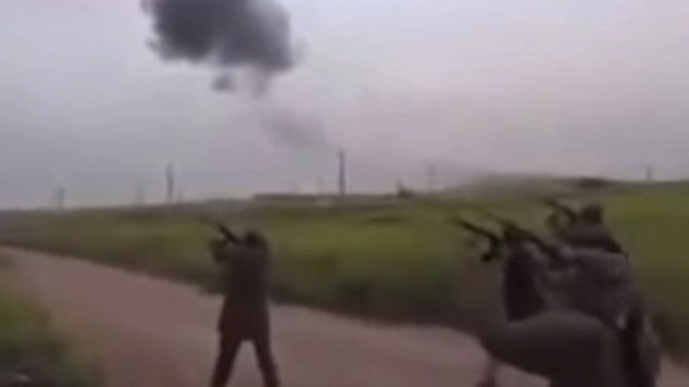I ribelli siriani sparano sui piloti russi col paracadute (da youtube)