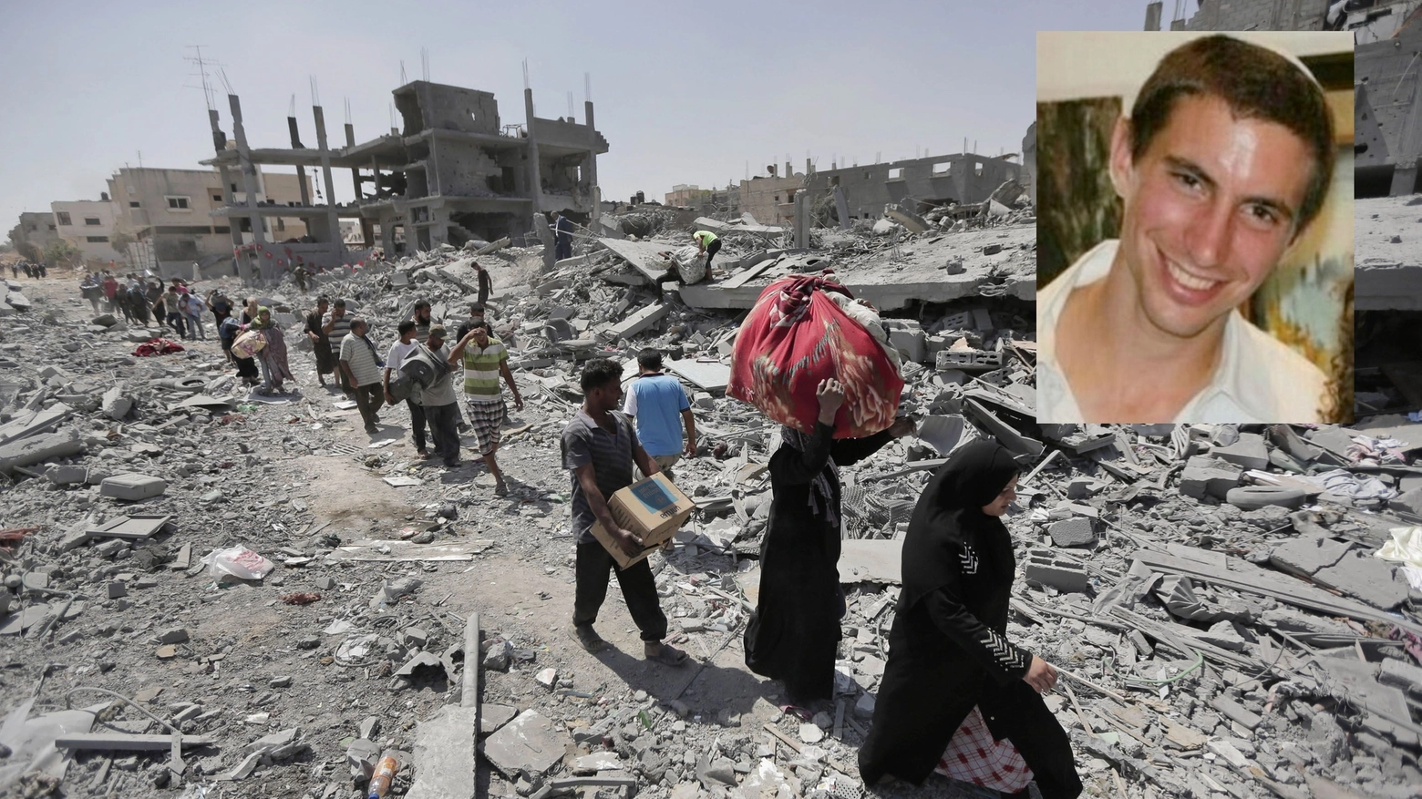 Palestinesi abbandonano le case distrutte a Gaza, il soldato israeliano rapito (Lapresse/Olycom)