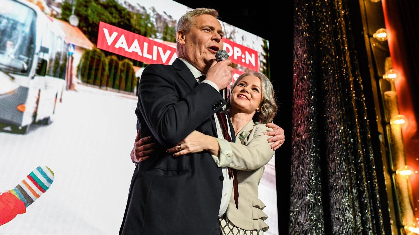Finlandia, il lader del partito Socialdemocratico Antti Rinne con la moglie (Ansa)