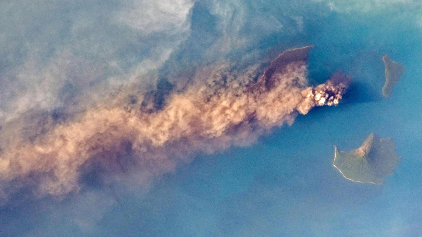 Indonesia, l'eruzione vista dall'alto (Ansa)