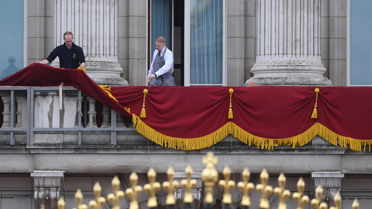 I preparativi sul balcone di Buckingham Palace (Ansa)