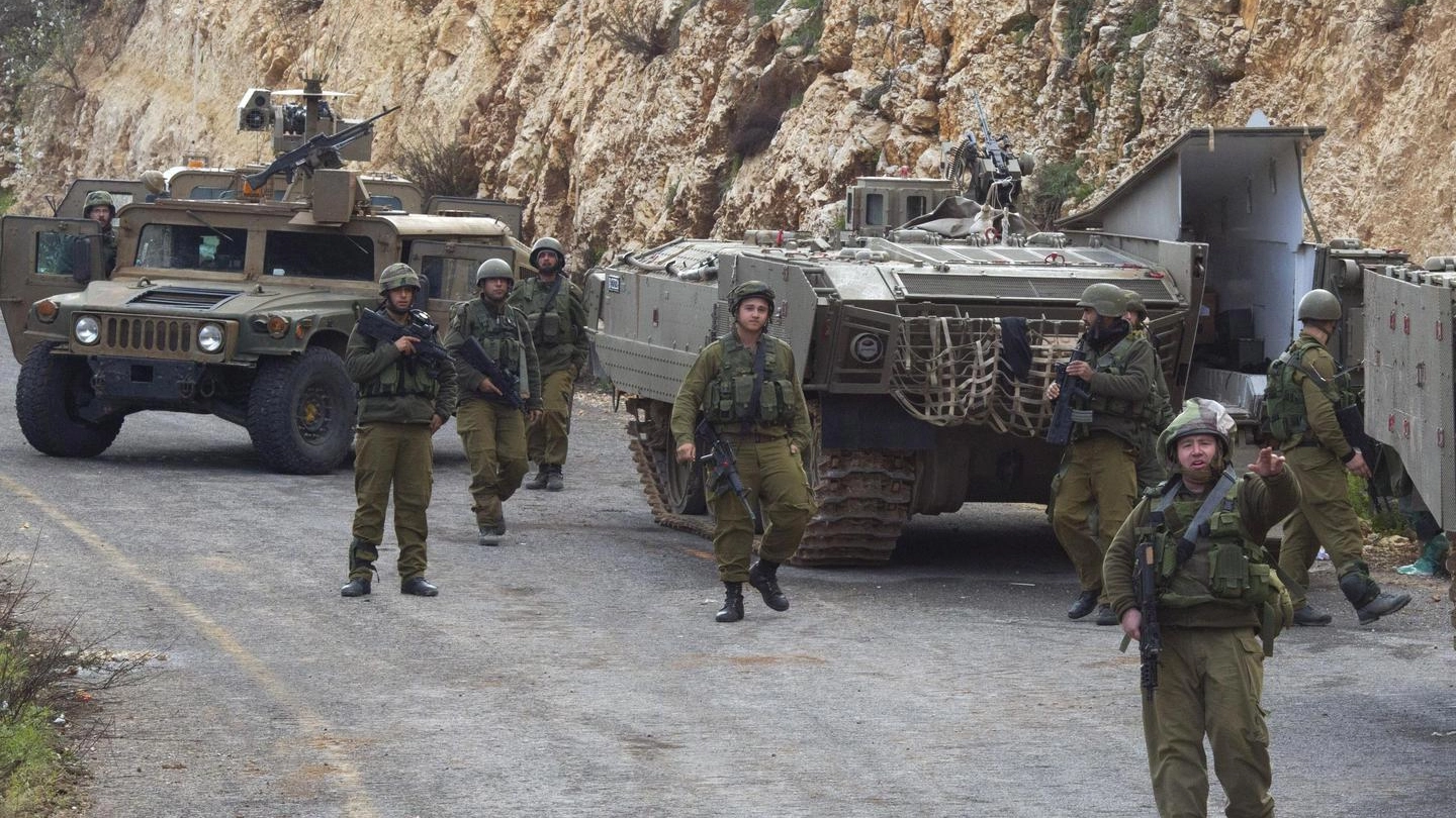 Soldati israeliani al confino con il Libano (Ansa)
