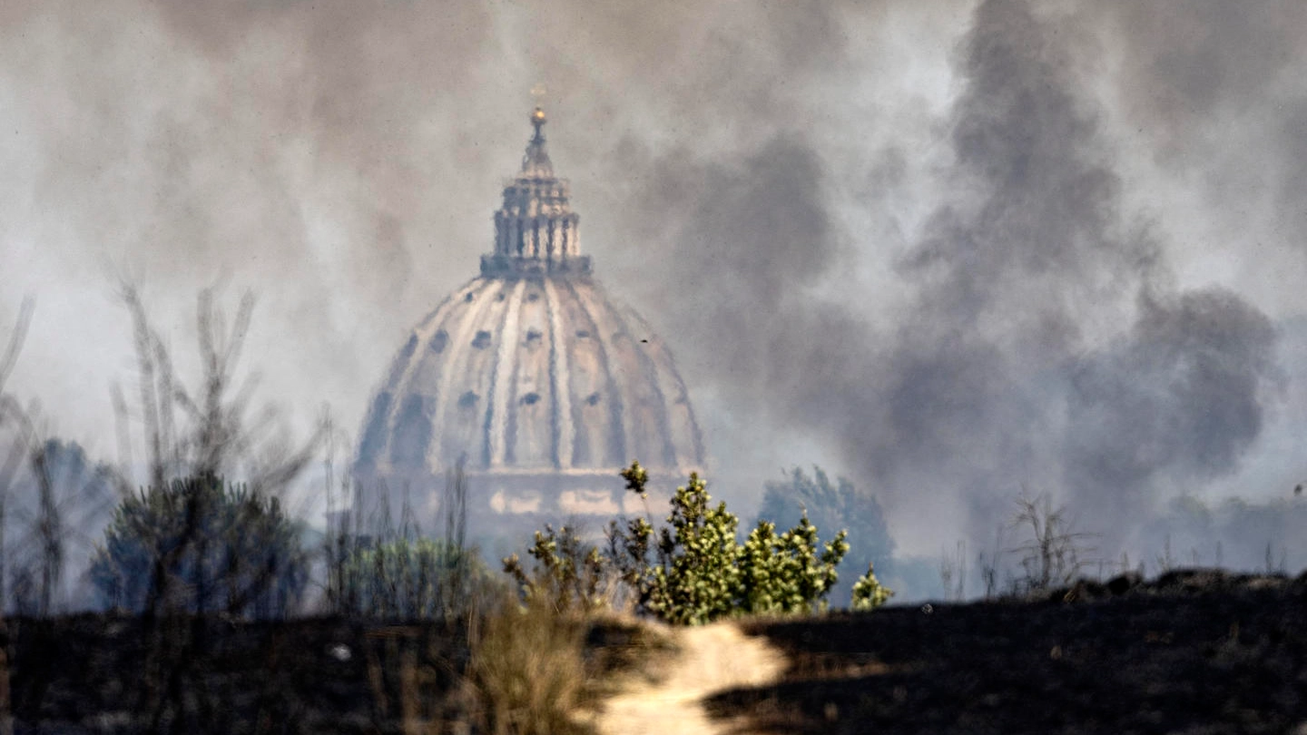 Incendi Roma: colonna di fumo sui cieli della capitale