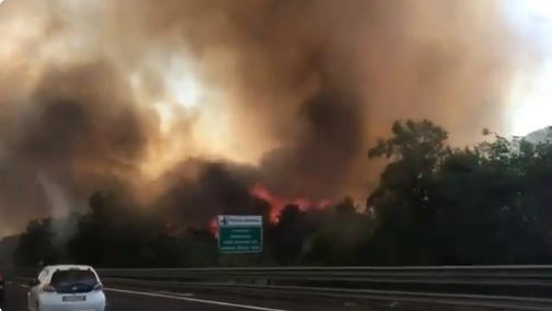 Roma, devastante incendio sull'A1 in una foto su Twitter