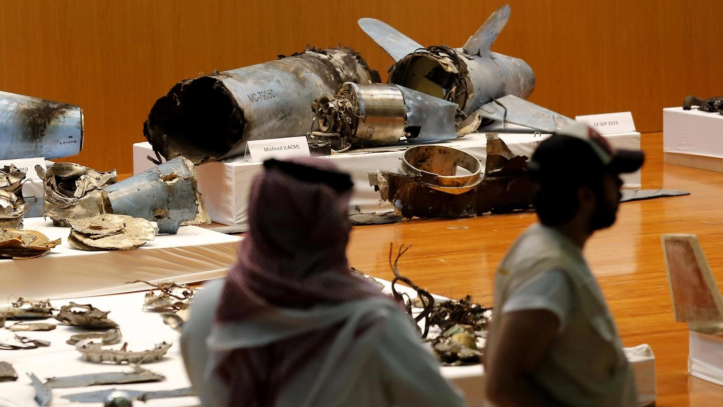 I resti dei droni e del missile Cruise che hanno colpito gli impianti sauditi (Ansa)