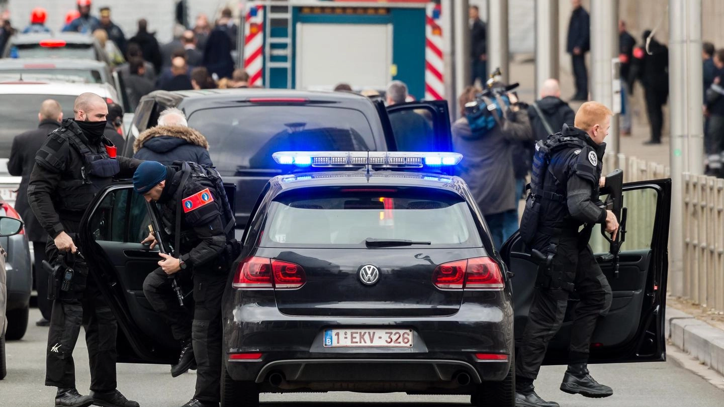 Bruxelles, le forze speciali della polizia al lavoro dopo gli attentati (Ansa)