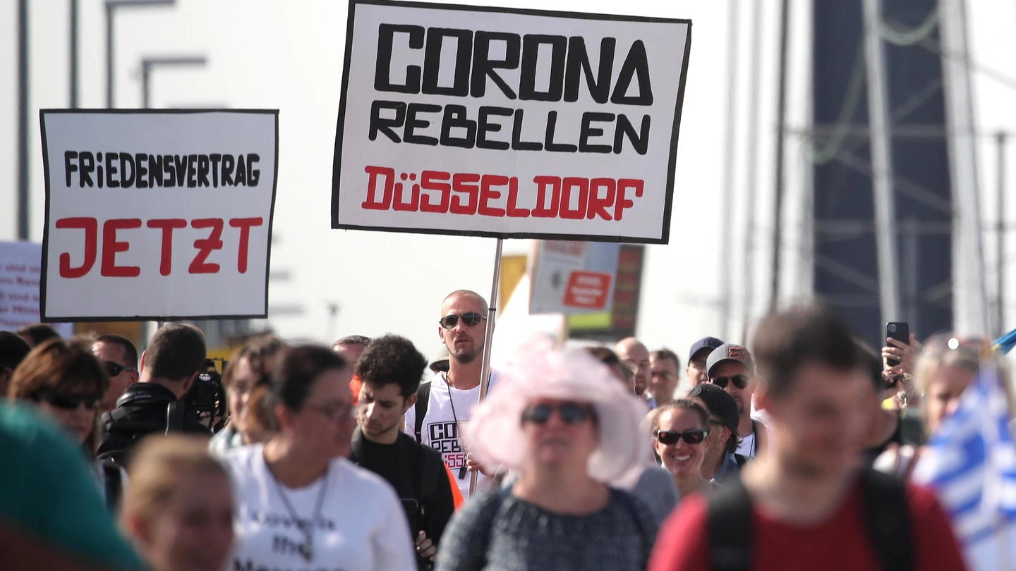 Coronavirus, manifestazioni contro le misure restrittive a Dusseldorf (Ansa)
