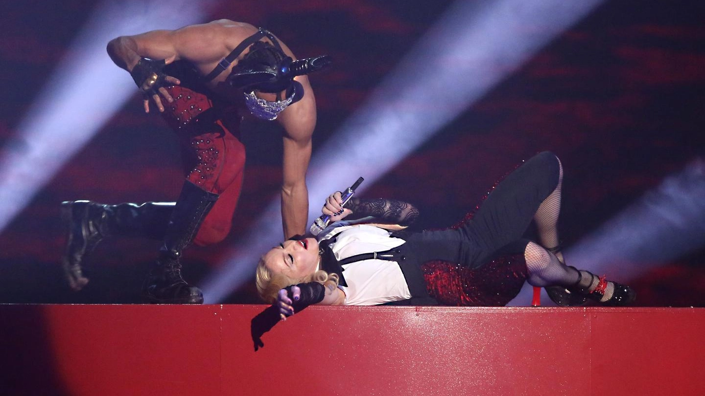 Madonna sul palco dei Brit Awards  (Ansa)
