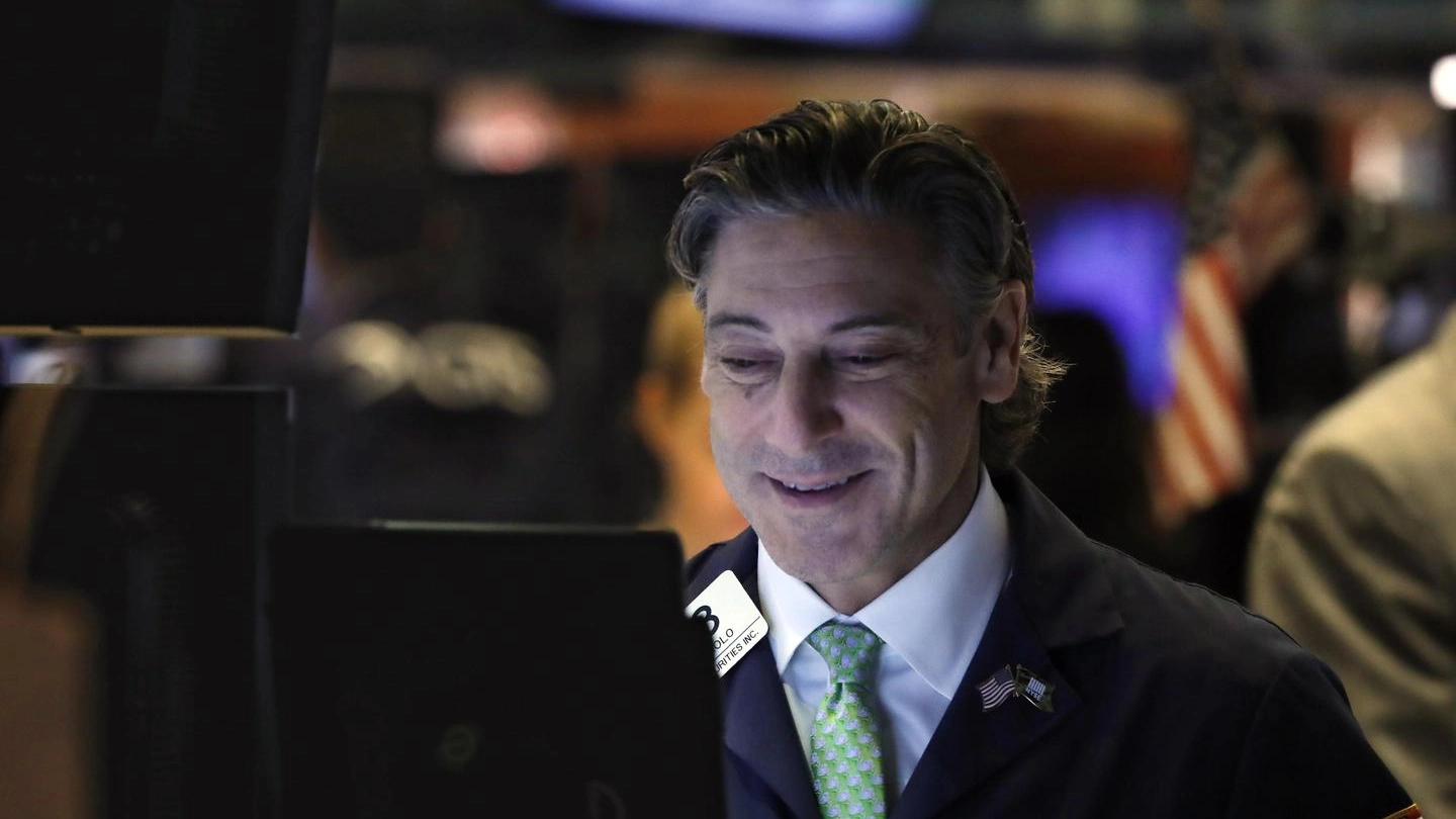 Borsa, mercati, un operatore a Wall Street (foto Ansa)