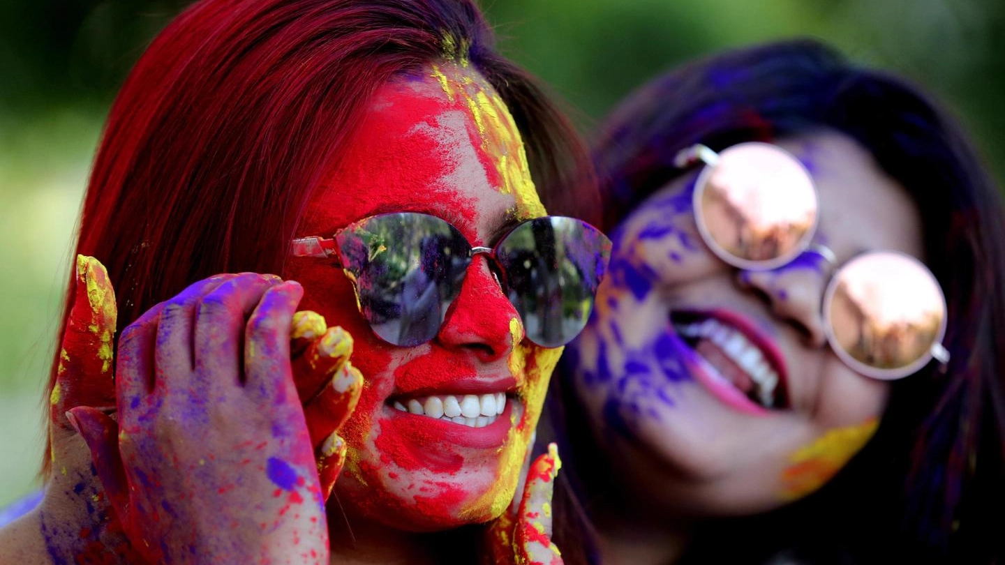 Festival dei colori in India (Ansa)