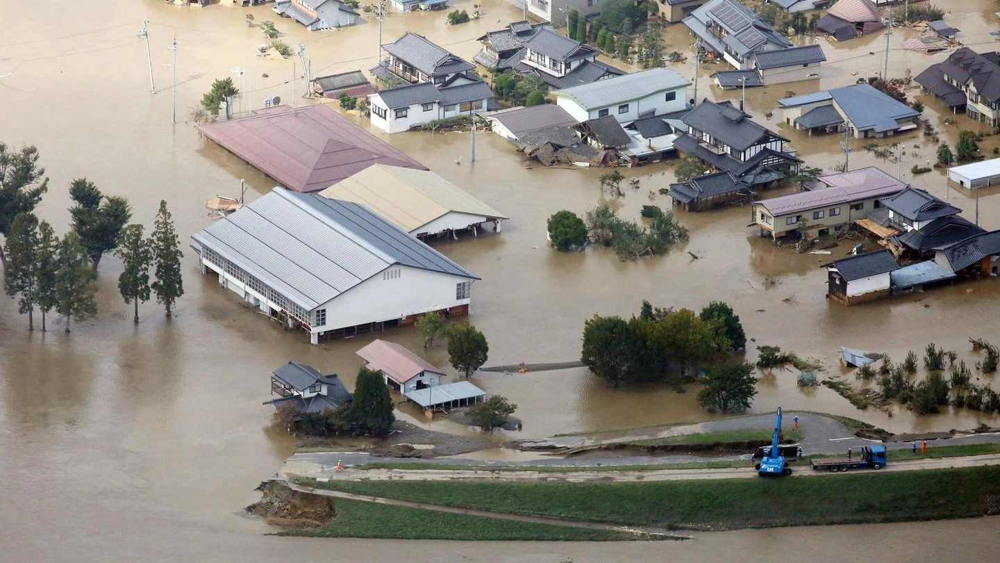 Giappone, case sommerse dopo il passaggio del tifone (Ansa)