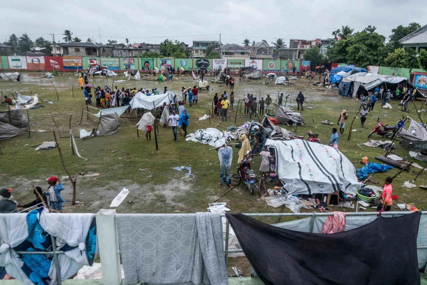 Accampamenti di fortuna ad Haiti dopo il terremoto (Ansa)