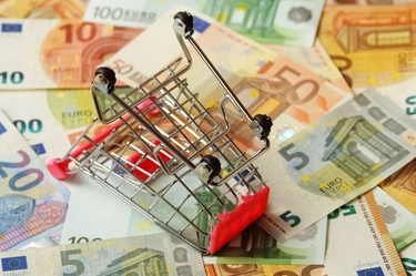 Perchè l’inflazione non scende? Le famiglie italiane spendono 500 euro in più rispetto al 2022