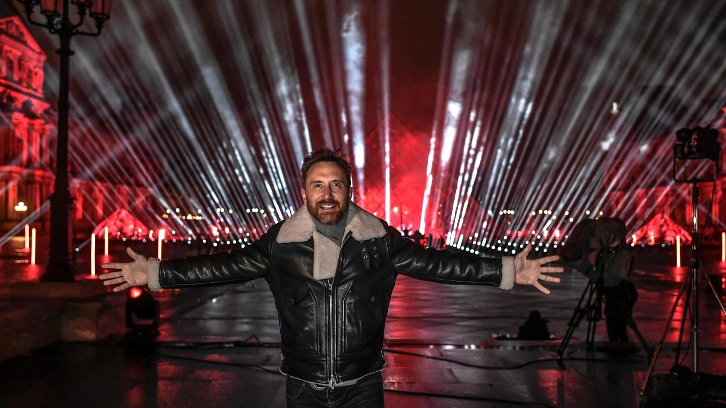 David Guetta pronto per il concerto di Capodanno 2021 davanti al Louvre (Ansa)