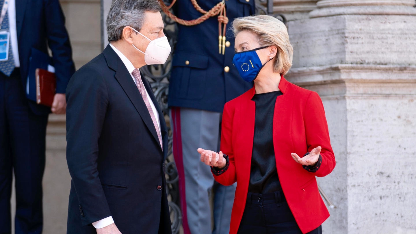 Mario Draghi e Ursula von der Leyen (Ansa)