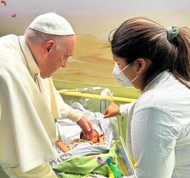 Il figlio battezzato da Papa Francesco, la madre: “Un regalo inaspettato"