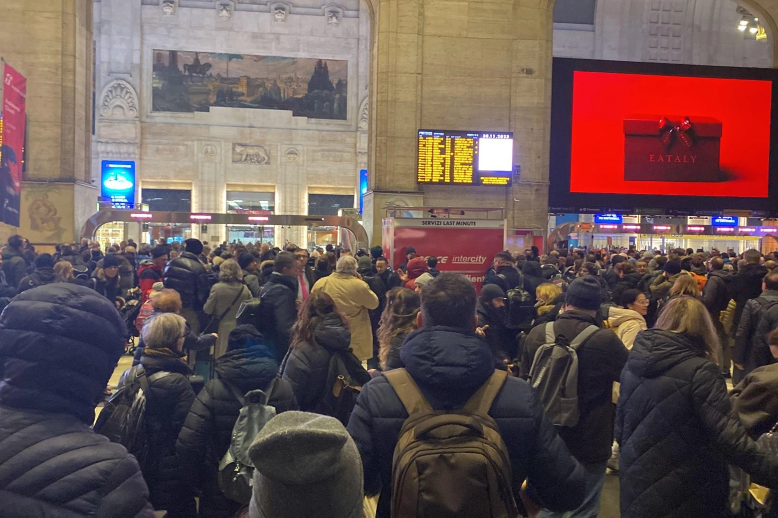 Caos scioperi alla stazione Centrale di Milano in migliaia bloccati sulle banchine