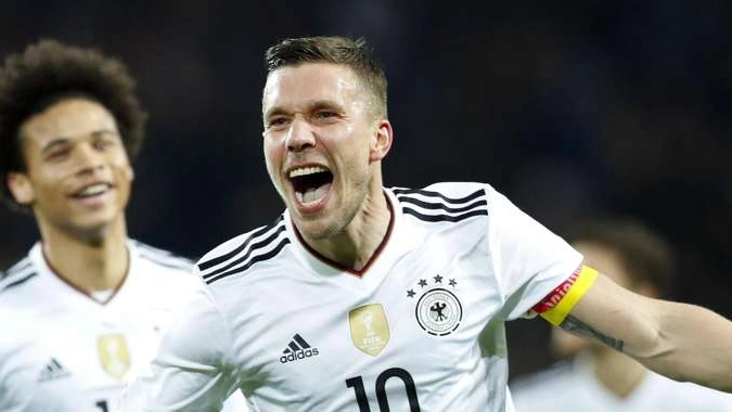 Calcio: Podolski saluta con un gol