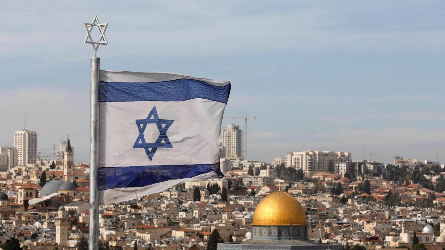 La bandiera di Israele sul monte degli Ulivi a Gerusalemme (Ansa)