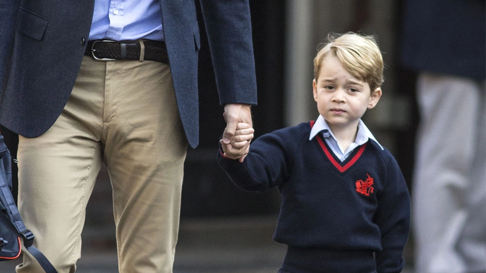 Il principino George nel 2018, al suo primo giorno di scuola accompagnato dal padre