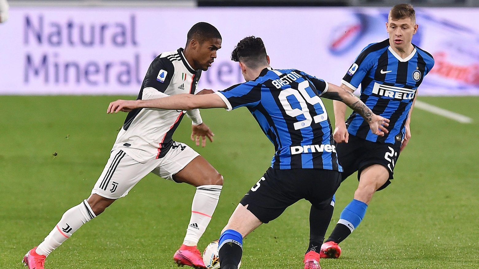Douglas Costa in azione contro l'Inter