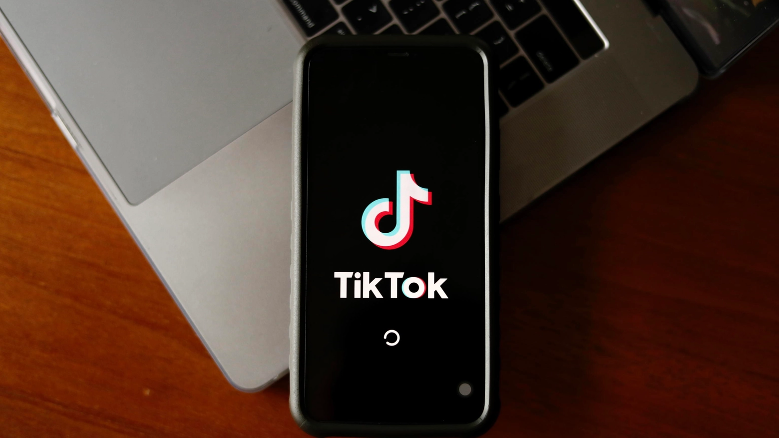 Un telefonino con il logo di TikTok