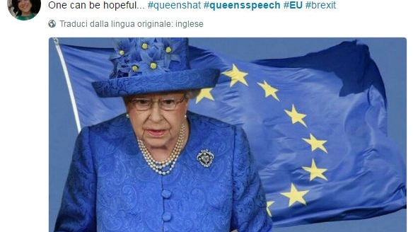 Web scatenato: il cappello della regina sembra alla bandiera Ue