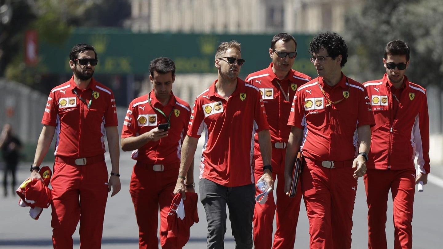 Vettel e il team Ferrari a Baku (foto Ansa) 