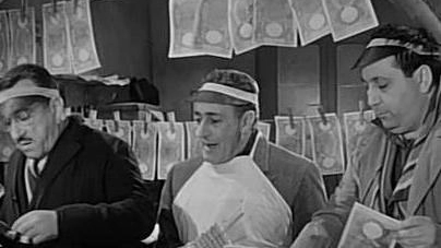 Totò con Peppino e Giacomo Furia nel film «La banda degli onesti» del 1956 