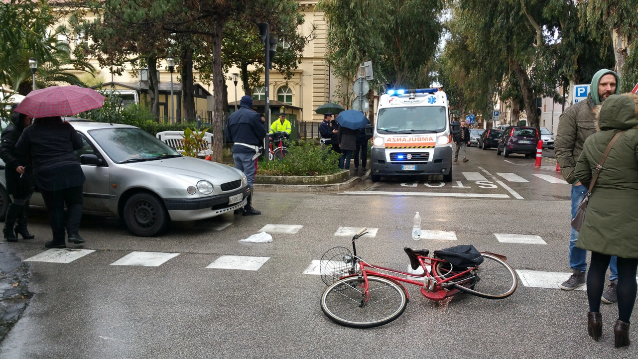La bici dell’anziano e l’ambulanza della Croce Azzurra all’incrocio tra viale Cavallotti e via Leopardi (foto Zeppilli)