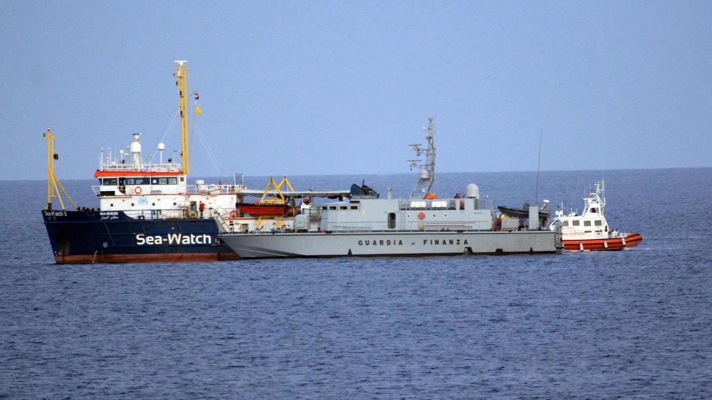 Migranti, la Sea Watch e la Guardia di Finanza (Ansa)