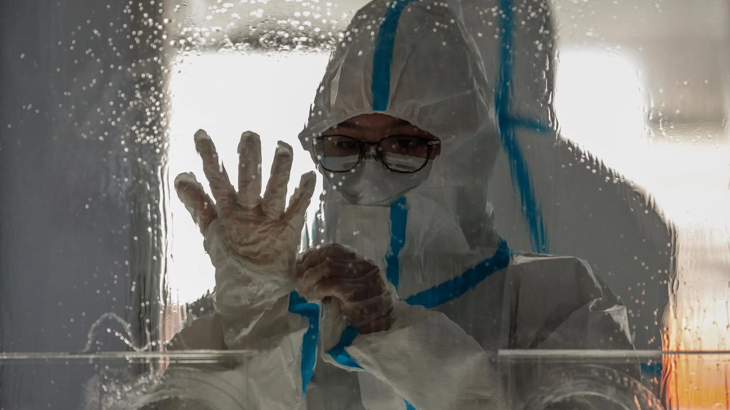 Operatori sanitari con indosso le tute protettive contro il Coronavirus (Ansa)