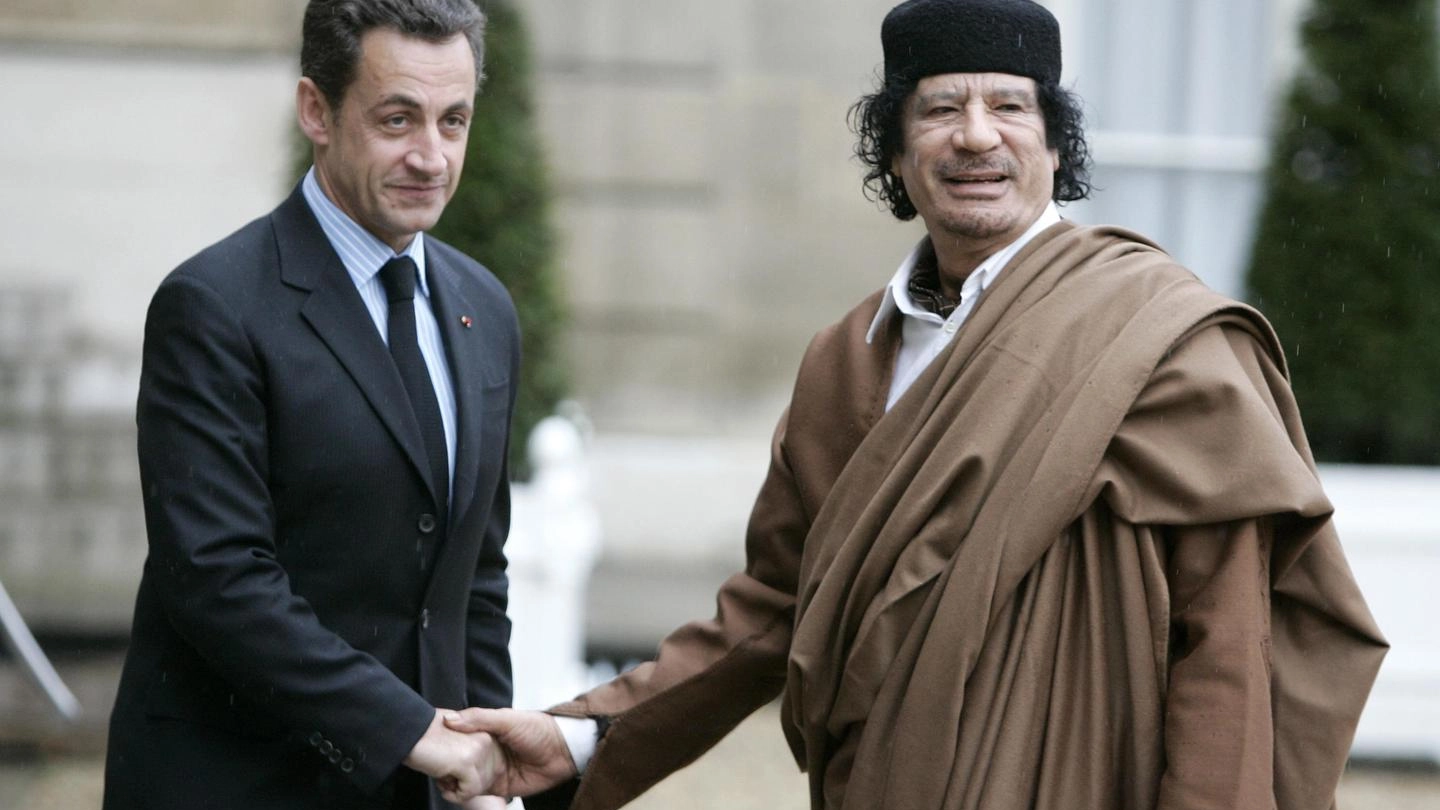 Sarkozy con l'ex leader libico Gheddafi nel 2007 (Ansa)