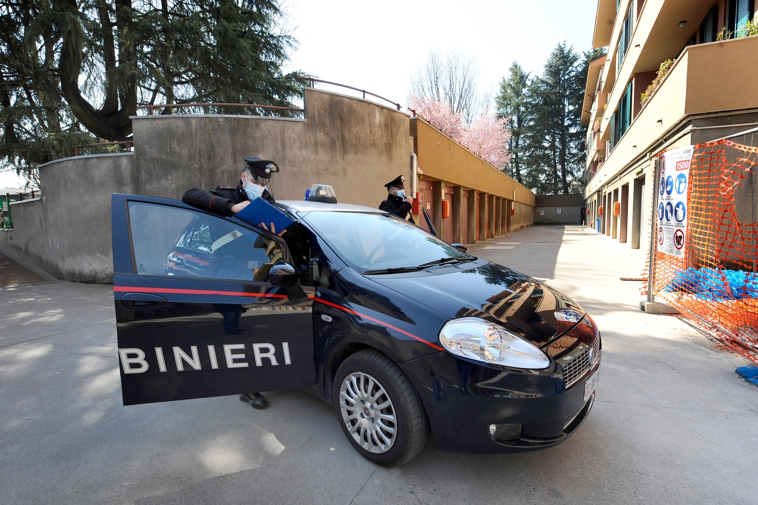La pattuglia dei carabinieri è intervenuta dopo la richiesta di aiuto della donna