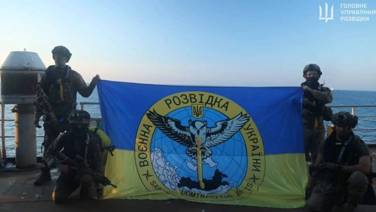 Le forze speciali del Gur del ministero della Difesa dell'Ucraina su una delle piattaforme riconquistate